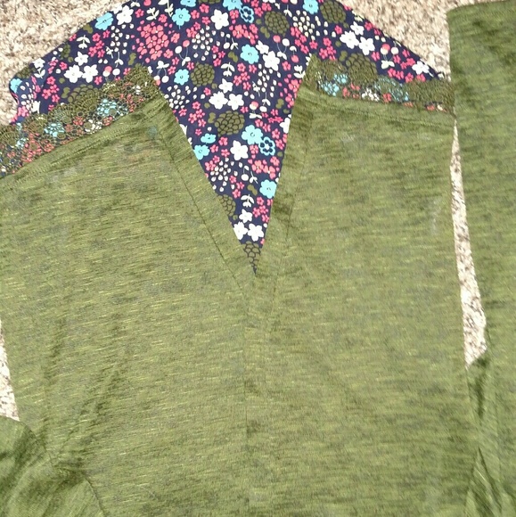 Green long sleeved shirt - Picture 2 of 3